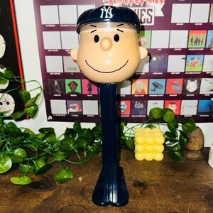 MLB Peanuts Charlie Brown New York Yankees Baseball Jumbo Pez Dispenser